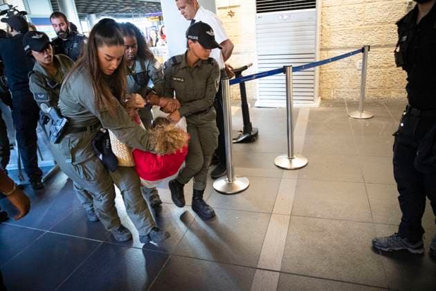 News Themen der Woche KW28 News Bilder des Tages (230711) -- BEN GURION AIRPORT, July 11, 2023 -- Police detain a woman during a protest against the government s plan to overhaul the judiciary at Ben Gurion Airport near Tel Aviv, Israel, on July 11, 2023. Tens of thousands of Israeli protesters staged rallies across the country on Tuesday, in the largest weekday protest in months against the hard-right government s plan to overhaul the judiciary. ) ISRAEL-BEN GURION AIRPORT-JUDICIAL OVERHAUL-PROTEST ChenxJunqing 