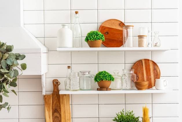 artificial plants in a bright kitchen R_KUAL220906-1038105-01