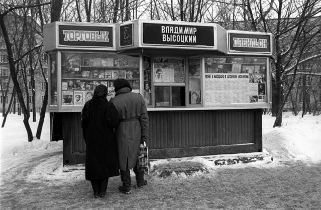Vagankovo Cemetery in Moscow 8473803 07.01.1997 A kiosk with merchandise commemorating Soviet actor, singer and songwriter Vladimir Vysotsky, at the entrance to the Vagankovo Cemetery in Moscow. Yuriy Zaritovskiy Moscow Russia  Copyright: xYuriyxZaritovskiyx