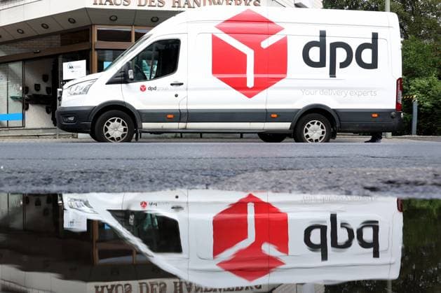 Ein Fahrzeug von DPD in der Siegener Innenstadt. Das Fahrzeug spiegelt sich in einer Pfuetze (Pfütze). DPD Fahrzeug im Siegerland am 12.07.2023 in Siegen Deutschland. *** A DPD vehicle in Siegen city center The vehicle is reflected in a puddle DPD vehicle in Siegerland on 12 07 2023 in Siegen Germany
