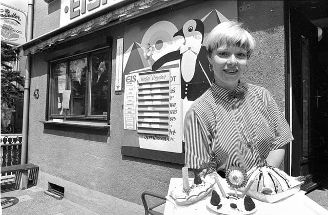 Eiskaffee Glösa 14.05.1992, Chemnitz, Glösa, Eiskaffee Glösa,Slevoigtstraße 43, Kulteiskaffee schon in der DDR Zeit, Gabriele Kölb präsentiert Eisbomben Chemnitz Sachsen BRD *** Eiskaffee Glösa 14 05 1992, Chemnitz, Glösa, Eiskaffee Glösa,Slevoigtstraße 43, cult ice coffee already in the GDR time, Gabriele Kölb presents ice bombs Chemnitz Saxony FRG