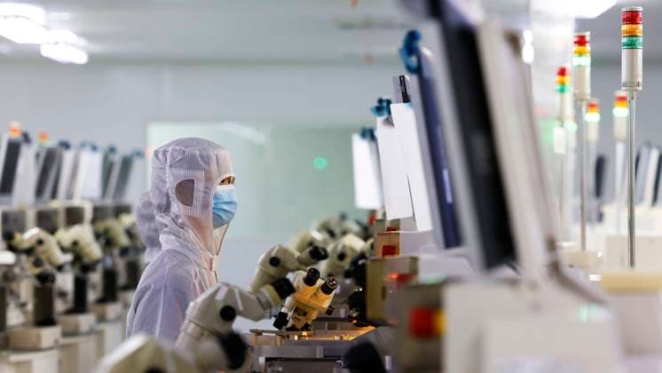 Chip Intelligent Manufacturing Industry In China SUQIAN, CHINA - JULY 12, 2023 - Workers work at a production workshop of a chip manufacturing company in Suqian, Jiangsu province, China, July 12, 2023. Suqian Jiangsu China  Copyright: xCFOTOx originalFilename: cfoto-chipinte230712_npBbp.jpg