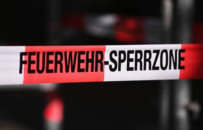 Feuerwehr und Notarzt, Symbolfotos Tuebingen 11.07.2023 Schmuckbild Absperrung Feuerwehr; Absperrband mit Feuerwehr - Sperrzone *** Tuebingen 11 07 2023 decorative picture barrier fire department barrier tape with fire department exclusion zone Ulmer