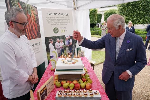 Entertainment Themen der Woche KW28 Entertainment Bilder des Tages Royal reception for Prince of Wales s Charitable Fund London, UK, 12 July 2023: King Charles III cuts a cake to celebrate four decades of the Prince of Wales s Charitable Fund, with Waitrose senior chef Will Torrent (left) during a reception at Clarence House, London., Credit:Jonathan Brady Avalon UK, London  Copyright: xJonathanxBradyx xAvalonx 0788720373