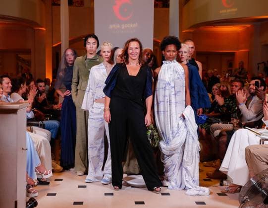 Entertainment Themen der Woche KW28 Entertainment Bilder des Tages Anja Gockel mit ihren Models bei Präsentation der Sommerkollektion 2024 AIR von Anja Gockel in der Lobby des Hotels Adlon Kempinski Berlin. *** Anja Gockel with her models at the presentation of the summer collection 2024 AIR by Anja Gockel in the lobby of the Hotel Adlon Kempinski Berlin