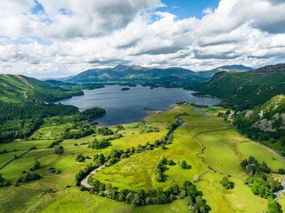 Derwent Water aus einer Drohne, Keswick und Borrowdale, Lake District, Cumbria, England, Großbritannien, Europa *** Derwent Water from a Drone, Keswick and Borrowdale, Lake District, Cumbria, England, Great Britain, Europe Copyright: imageBROKER MaciejxOlszewski ibxmao09400418.jpg