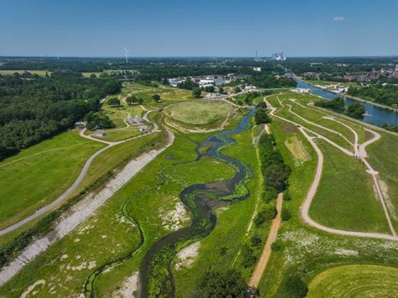 Castrop-Rauxel, Recklinghausen, Nordrhein-Westfalen, Deutschland - Erlebnispark EMSCHERLAND am Wasserkreuz Emscher-RHK. EMSCHERLAND, ein rund 30 Hektar grosser Wasser- und Natur-Erlebnis-Park am Wasserkreuz von Rhein-Herne-Kanal (rechts) und renaturierter Emscher (Mitte) an der Stadtgrenze von Recklinghausen zu Castrop-Rauxel. Der ökologische Schwerpunkt im Zusammenfluss von Suderwicher Bach (links) und Emscher (Mitte) wird gleichzeitig auch ein Zukunftsgarten der Internationalen Gartenausstellung 2027. Das Flusssystem der Emscher war vor der Renaturierung ein offener, oberirdischer Schmutzwasserkanal, Mischwasserkanal mit Oberflaechenwasser und Abwasser. Dort, wo die Emscher, der Suderwicher Bach und der Rhein-Herne-Kanal aufeinandertreff