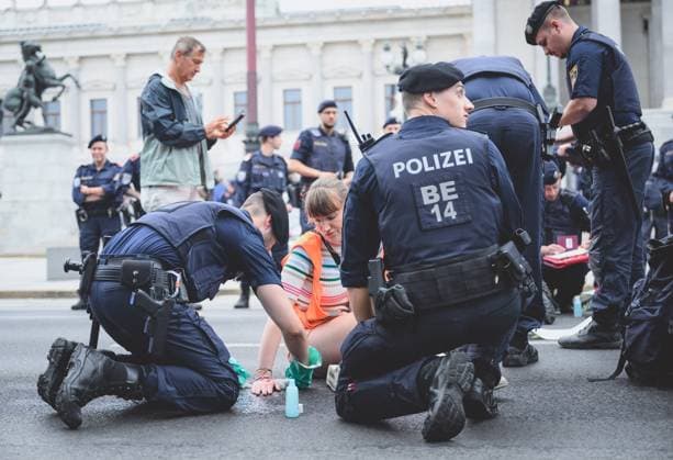 News Themen der Woche KW28 News Bilder des Tages Wien 13.05.2023, Wien, AUT, Letzte Generation Verkehrsblockaden Aktion, im Bild Klimaaktivist wird von der Polizei von der Straße gelöst Climate activist is released from the street by the police during last generation action blocking the streets. Wien, Austria on 2023 05 13. Pictures 2023, PhotoCredit: Max Slovencik *** Vienna 13 05 2023, Vienna, AUT, Last generation traffic blocking action, pictured Climate activist is released from the street by the police during last generation action blocking the streets Vienna, Austria on 2023 05 13 Pictures 2023, PhotoCredit Max Slovencik  EP_gro