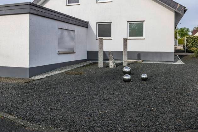 Schottergarten vor einem Einfamilienhaus. 21.052023: Baden-Württemberg, Deutschland, Europa *** Gravel garden in front of a family house 21 052023 Baden Württemberg, Germany, Europe