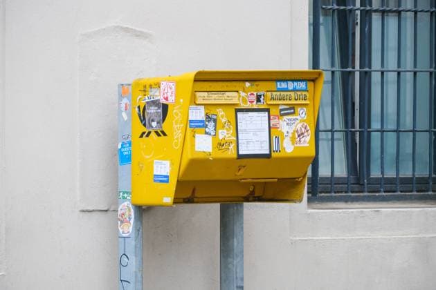 Düsseldorf 13.07.2023 Briefkasten Post DHL Briefgeheimnis Postzustellung Brieflaufzeiten Posthorn Briefzustellung Postbote Düsseldorf Nordrhein-Westfalen Deutschland *** Dusseldorf 13 07 2023 mailbox post DHL mail secrecy mail delivery mail delivery times post horn mail delivery letter carrier Dusseldorf North Rhine Westphalia Germany