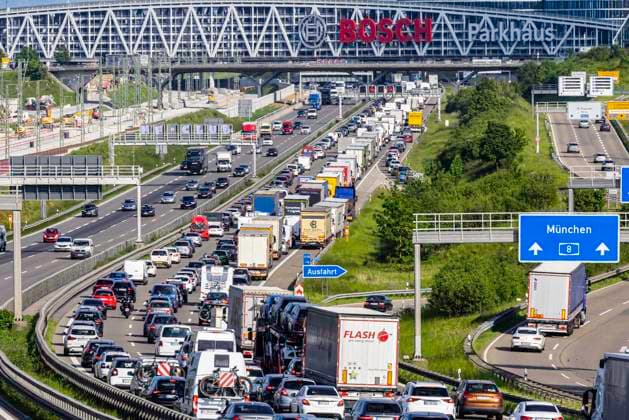 Starker Verkehr auf der Autobahn A8 am Autobahnkreuz Stuttgart. 10.07.2023: Stuttgart, Baden-Württemberg, Deutschland, Europa *** Heavy traffic on the A8 freeway at Stuttgart interchange 10 07 2023 Stuttgart, Baden Württemberg, Germany, Europe