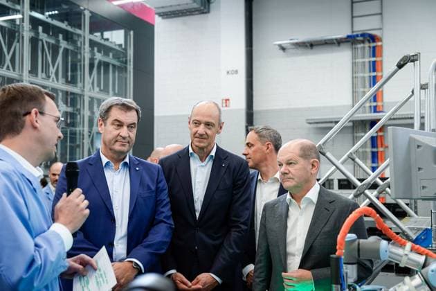 News Themen der Woche KW28 News Bilder des Tages Bundeskanzler und Ministerpraesident besuchen die Siemens AG in Erlangen Bundeskanzler Olaf Scholz gemeinsam mit Roland Busch (CEO Siemens AG) und Markus Soeder Ministerpraesident von Bayern beim Rundgang der Fertigung, inkl. Industrial Metaverse im Geraetewerk der Siemens AG in Erlangen, Erlangen, 13.07.2023 Erlangen Bayern Deutschland *** German Chancellor and State Premier visit Siemens AG in Erlangen German Chancellor Olaf Scholz together with Roland Busch CEO Siemens AG and Markus Soeder State Premier of Bavaria during a tour of the production, incl. Industrial Metaverse at the Siemens AG equipment plant in Erlangen, Erlangen, 13 07 2023 Erlangen Bavaria Germany