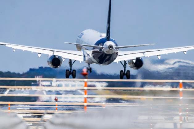 Flugzeug der Fluggesellschaft Lufthansa bei der Landung auf der Landebahn Nordwest am Flughafen Fraport in Frankfurt. 15.06.2023: Frankfurt am Main, Hessen, Deutschland, Europa *** Lufthansa airline plane landing on the northwest runway at Fraport airport in Frankfurt 15 06 2023 Frankfurt am Main, Hesse, Germany, Europe