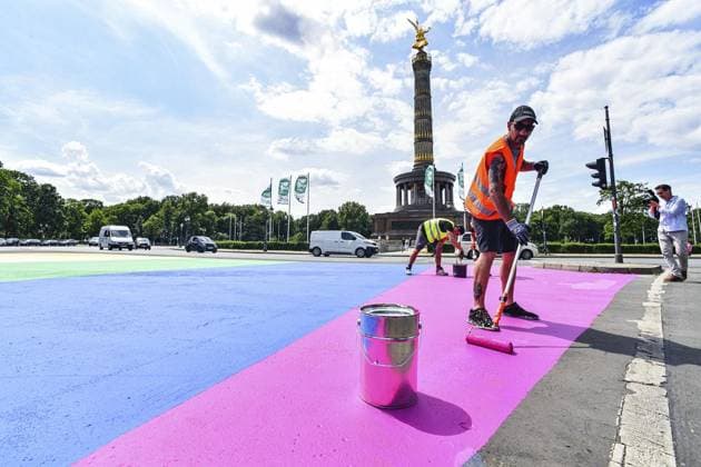 Bilder des Jahres 2023, News 07 Juli Progress-Pride-Flag am Großen Stern *** NUR FÜR REDAKTIONELLE ZWECKE *** EDITORIAL USE ONLY ***<p>Progress-Pride-Flag am Großen Stern. Berlin ist und bleibt bunt: Gemeinsam mit dem Bezirksamt Mitte und im Rahmen des Kultursommerfestivals realisiert Kulturprojekte Berlin die temporäre Darstellung einer Progress-Pride-Flag am Großen Stern. Damit setzt Berlin anlässlich des Pride Month und des CSD Berlins ein starkes Zeichen für eine liberale und offene Stadt, fotografiert am 13. Juli 2023 in Berlin. Deutschland Berlin Berlin Copyright: MaurizioxGambarini *** Progress Pride Flag at the Großer Stern FOR EDITORIAL PURPOSES ONLY EDITORIAL USE ONLY p Progress Pride Flag at the Großer Stern Berlin is and remains colorful Together with the Mi Copyright: MaurizioxGambarini doc7r22msae3r5prnzg1vh ,EDITORIAL USE ONLY