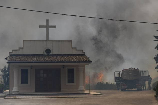 News Themen der Woche KW28 News Bilder des Tages Croatia, Sibenik, 130723. Firefighters and airtankers are putting out the fire that broke out this morning in the village of Gornji Banovci near Grabestica. Photo: Nikolina Vukovic Stipanicev CROPIX Copyright: xxNikolinaxVukovicxStipanicevx xCROPIXx pozar_grebastica21-130723