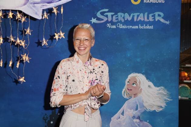 Bilder des Jahres 2023, Entertainment 07 Juli Entertainment Themen der Woche KW28 Entertainment Bilder des Tages Sängerin Stefanie Heinzmann ist der Star der musikalischen Neufassung, Premiere vom musikalischen Märchen Sterntaler - vom Universum belohnt, Aufführung im Planetarium Hamburg 13.7.2023 *** Singer Stefanie Heinzmann is the star of the musical new version, premiere of the musical fairy tale Sterntaler rewarded by the universe, performance at the Planetarium Hamburg 13 7 2023