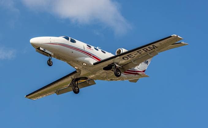 Eine Cessna 510 Citation Mustang von Globe Air befindet sich im Landeanflug auf die Landebahn 28 des Flughafen Zürich. Registration OE-FRM. (Zürich, Schweiz, 03.07.2023) Flugzeuge
