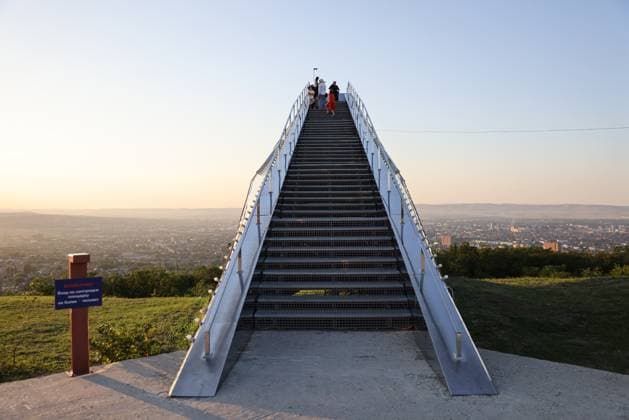 Bilder des Jahres 2023, News 07 Juli News Themen der Woche KW28 News Bilder des Tages RUSSIA, GROZNY - JULY 13, 2023: People visit the Stairway to the Sky observation deck. Yelena Afonina TASS  60437783