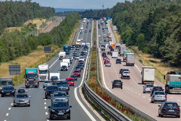 Bilderserie 13.07.2023 Illustrationen Individualverkehr unter der Woche auf der BAB Autobahn A 9 Nürnberg München, verschiedene Blicke in beide Richtungen. Geringer bis mittlerer Reisevekehr Richtung Süden, wenige LKWs, viele PKWs bei Sonnenschein mit weitem Blick über mehrere Kilometer hügelige Autobahn mit wechselnden Lichtverhältnissen und verschiedenen Schärfebereichen Herzogenaurach Bayern Deutschland *** Image series 13 07 2023 Illustrations Individual traffic during the week on the freeway A 9 Nuremberg Munich, different views in both directions Low to medium tourist traffic heading south, few trucks, many cars in sunshine with wide view over several kilometers of hilly highway with changing light conditions and different are