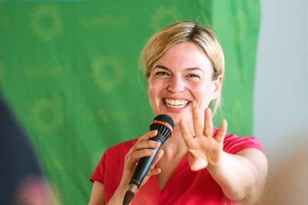 GER, Wahlkampfveranstaltung mit Katharina Schulze in Mindelheim 11.07.2023, Silvestersaal, Mindelheim, GER, Wahlkampfveranstaltung mit Katharina Schulze in Mindelheim, Bündnis 90 Die Grünen Bayern starten den Wahlkampf für die Landtagswahl 2023 in Bayern im Bild die Spitzenkandidatin und Fraktionsvorsitzende im Bayerischen Landtag Katharina Schulze *** GER, Election campaign event with Katharina Schulze in Mindelheim 11 07 2023, Silvestersaal, Mindelheim, GER, Election campaign event with Katharina Schulze in Mindelheim, Bündnis 90 Die Grünen Bayern start the election campaign for the state election 2023 in Bavaria in the picture the top candidate and parliamentary group leader in the Bavarian state parliament Katharina Schulze nordphoto GmbHxHafner nph00200