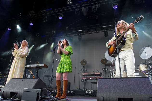 The Wandering Hearts at Kew The Music Festival The Wandering Hearts performing live at Kew The Music Festival in Kew Garden, London on13th July 2023. Tara Wilcox (vocals), Francesca Chess Whiffin (vocals, mandolin), A.J. Dean (vocals, acoustic guitar)., Credit:Zoran Veselinovic Avalon UK, London, Kew Garden  Copyright: xZoranxVeselinovicx xAvalonx 0788975978