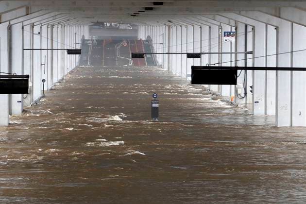 Bilder des Jahres 2023, News 07 Juli News Themen der Woche KW28 News Bilder des Tages (230714) -- SEOUL, July 14, 2023 -- This photo taken on July 14, 2023 shows a flooded submersible bridge in Seoul, South Korea. Lasting rainfall hit Seoul in recent days. ( via Xinhua) SOUTH KOREA-SEOUL-LASTING RAINFALL NEWSIS 