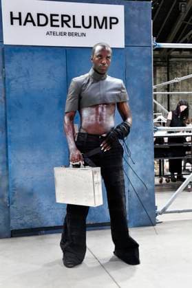 Entertainment Themen der Woche KW28 Model bei der Haderlump Fashion Show Opus Manuum auf der Berlin Fashion Week Spring Summer 2024 in den Wilhelm Studios. Berlin, 13.07.2023 *** Model at Haderlump Fashion Show Opus Manuum at Berlin Fashion Week Spring Summer 2024 at Wilhelm Studios Berlin, 13 07 2023. Foto:xN.xKubelkax xFuturexImage