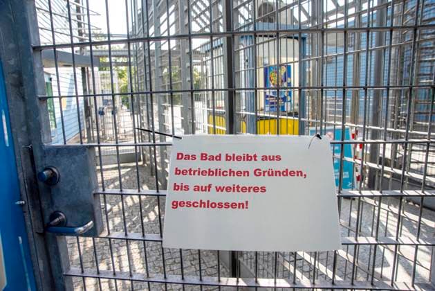 13 . 07 . 2023 , Berlin Neukölln : Das Columbiabad , Sommerbad Neukoelln , bleibt bis auf weiteres geschlossen . *** 13 07 2023 , Berlin Neukölln The Columbiabad , summer pool Neukoelln , remains closed until further notice