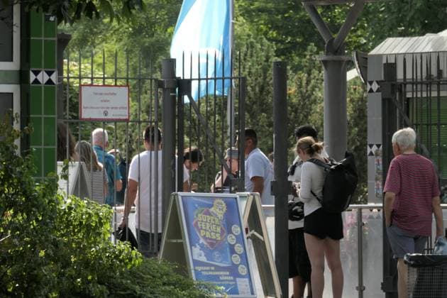 Prinzenbad , Neukölln, Eingang, Security, Einlasskontrolle, Kriminalität, Randale, Krawalle, Sommer, 2023, Nach Randale in Berliner Bäder wird eine verscharfte Einlaßkontrolle mit Ausweispflicht eingeführt. Prinzenbad , Neukölln, Eingang, Security, Einlasskontrolle, Kriminalität, Randale, Krawalle, Sommer, 2023, *** Prinzenbad , Neukölln, entrance, security, admission control, crime, riot, riots, summer, 2023, After rioting in Berlin baths, a tighter admission control with ID requirement is introduced Prinzenbad , Neukölln, entrance, security, admission control, crime, riot, riots, summer, 2023,
