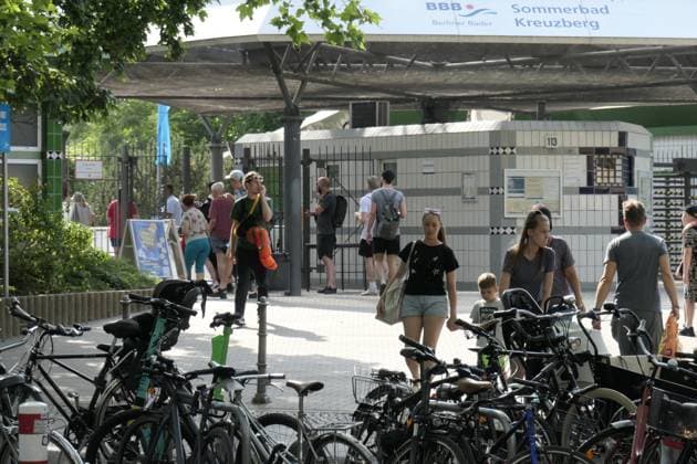 Prinzenbad , Neukölln, Eingang, Security, Einlasskontrolle, Kriminalität, Randale, Krawalle, Sommer, 2023, Nach Randale in Berliner Bäder wird eine verscharfte Einlaßkontrolle mit Ausweispflicht eingeführt. Prinzenbad , Neukölln, Eingang, Security, Einlasskontrolle, Kriminalität, Randale, Krawalle, Sommer, 2023, *** Prinzenbad , Neukölln, entrance, security, admission control, crime, riot, riots, summer, 2023, After rioting in Berlin baths, a tighter admission control with ID requirement is introduced Prinzenbad , Neukölln, entrance, security, admission control, crime, riot, riots, summer, 2023,