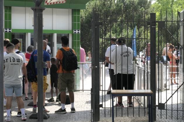 Prinzenbad , Neukölln, Eingang, Security, Einlasskontrolle, Kriminalität, Randale, Krawalle, Sommer, 2023, Nach Randale in Berliner Bäder wird eine verscharfte Einlaßkontrolle mit Ausweispflicht eingeführt. Prinzenbad , Neukölln, Eingang, Security, Einlasskontrolle, Kriminalität, Randale, Krawalle, Sommer, 2023, *** Prinzenbad , Neukölln, entrance, security, admission control, crime, riot, riots, summer, 2023, After rioting in Berlin baths, a tighter admission control with ID requirement is introduced Prinzenbad , Neukölln, entrance, security, admission control, crime, riot, riots, summer, 2023,