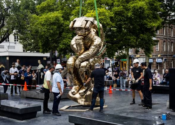 Bilder des Jahres 2023, Entertainment 07 Juli Entertainment Themen der Woche KW28 Entertainment Bilder des Tages AMSTERDAM - The artwork The Thinker by Joseph Klibansky will be placed on the Rembrandtplein. This statue is a tribute to artist Rembrandt van Rijn. ANP REMKO DE WAAL netherlands out - belgium out  Copyright: xx x473620702x originalFilename: 473620702.jpg