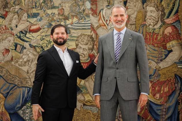 News Themen der Woche KW28 News Bilder des Tages El Rey de Espana, Felipe VI (d), recibe al presidente de la Republica de Chile, Gabriel Boric Font (i), en el Palacio de La Zarzuela, a 14 de julio de 2023, en Madrid (Espana). El Rey se ha reunido y mantendra un posterior almuerzo con el Presidente de la Republica de Chile, Gabriel Boric Font, con motivo de su visita de trabajo a Espana para asistir a la Cumbre UE-CELAC, que tiene lugar los dias 17 y 18 de julio, en Bruselas. 14 JULIO 2023;REALEZA;MONARCA;REY DE ESPANA;VIAJE OFCIAL;POLÃTICA EXTERIOR;DIPLOMACIA; Alejandro Martinez VÃ lez Europa Press 14 7 2023, Madrid Espana Aton_727404 *** The King of Spain, Felipe VI d , receives the President of the Republic of Chile, Gabriel Boric Font i , at La Zarzuela Palace, on July  Copyright: AlejandroxMartinezxVÃ lezx xEuropaxPress
