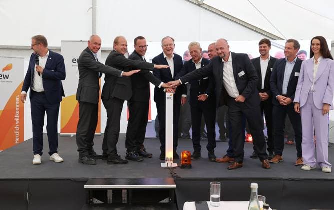 News Themen der Woche KW28 News Bilder des Tages Büddenstedt Niedersachsen Büddenstedt, 14.07.2023, Klärschlamm-Verwertungsanlage, EEW Energy from Waste Helmstedt GmbH, Feierliche Einweihung von Niedersachsens erster Klärschlamm-Monoverbrennungsanlage am Standort Buschhaus, Am Kraftwerk 2, 38372 Büddenstedt. Bild zeigt: Einweihung Buzzer drücken mit Helge Goedecke (von links), Rüdiger Bösing, Gerhard Radeck, Timo Poppe, MP Stephan Weil, Bernard Kemper, Wittich Schobert, Dr. Joachim Manns, Ralf Meyer, Andreas Dous, Sarah Endres *** Büddenstedt Lower Saxony Büddenstedt, 14 07 2023, sewage sludge utilization plant, EEW Energy from Waste Helmstedt GmbH, Ceremonial inauguration of Lower Saxonys first sewage sludge mono-incineration plant at the Buschhaus site, Am Kraftwerk 2, 38372 Bü