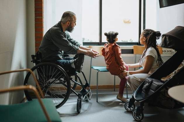 Mother and daughter looking through window by man in wheelchair at hospital Sweden, Gothenburg, model released, property released Copyright: xMaskotx , MA101626 MA101626