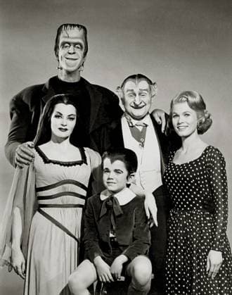 Fred Gwynne, Al Lewis, {at Priest, Butch Patrick, Yvonne De Carlo, The Munsters , circa (1964). Photo credit: CBS  Copyright: xx 34408-565THA The Hollywood Archive