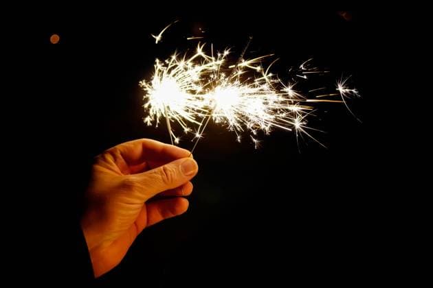 Eine Funken sprühende Wunderkerze bei einer Party bzw. Silvester Eine Funken sprühende Wunderkerze bei einer Party bzw. Silvester Copyright: xZoonar.com UwexBumannx 17755991