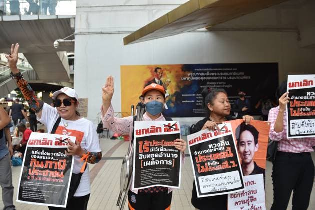News Themen der Woche KW28 News Bilder des Tages Thailand: People supporting Move Forward Party, protest Senate members BANGKOK - People Supporters of Pita Limjaroenrat The Move Forward party leader, three-fingered gesture at protest Area in front of Bangkok Art & Culture Centre, Rama 1 Road, on July 14, 2023. Bangkok Thailand Copyright: TeeraxNoisakran