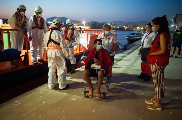 News Themen der Woche KW28 News Bilder des Tages July 14, 2023, Malaga, Spain: A migrant, who was rescued from a dinghy at the Mediterranean Sea, is seen being assisted by members of Spanish Red Cross as he stands in a wheelchair, after his arrival at the Port of Malaga. Salvamento Maritimo has rescued a dinghy that was trying to reach the Spanish coast with a total of 20 migrants on board, and transferred them to the Port of Malaga where they were assisted by the Spanish Red Cross. An intensive border patrol by Moroccans authorities has caused a drastic drop in the number of migrants that try to reach the Spanish coasts across Alboran Sea route. The arrival of migrants toward Canary Islands coasts (one of the most dangerous migration routes) has increased during the last months. Malaga - ZUMAs197 20230714_zaa_s197_151 Copyright: xJesusxMeridax