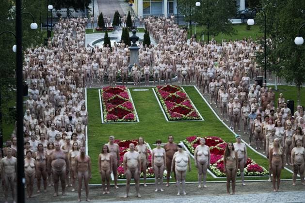 Bilder des Jahres 2023, News 07 Juli News Themen der Woche KW28 News Bilder des Tages Volunteers pose nude for US art photographer Spencer Tunick in Kuopio, Finland, on a summer night on July 15, 2023. Kuopio Finland  Copyright: xMatiasxHonkamaax LKFTVX20230715080805BMRH