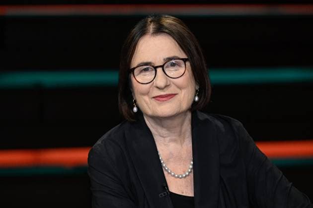 Irina Scherbakowa (Germanistin) 07 23 her Irina Scherbakowa am 11. Juli 2023 in Markus Lanz , ZDF TV Fernsehen Talkshow Talk Show Russland russisch Russin russische Frau Kulturwissenschaftlerin Bürgerrechtlerin Mitbegründerin Menschenrechtsorganisation Memorial Autorin russian female civil rights activist germanist quer halb Porträt lächelnd