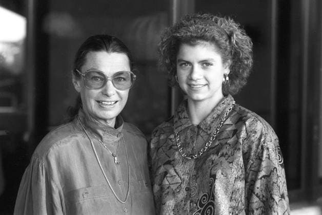 Jutta Müller (li.) und Evelyn Großmann 10 90 ue Jutta Müller (li.) mit Evelyn Großmann im Oktober 1990 Deutschland deutsch deutsche DDR Frau Frauen Sport Sportlerin Wintersport Eiskunstlaufen Eiskunstläuferin Trainerin Eiskunstlauftrainerin Klaudt german GDR female figure skater skating trainer coach quer halb stehend lächelnd sw *** Jutta Müller li and Evelyn Großmann 10 90 ue Jutta Müller li with Evelyn Großmann in October 1990 germany german germany woman women sports athlete winter sport figure skating figure skating coach figure skating coach Klaudt german GDR female figure skater skating trainer coach cross half standing smiling bw