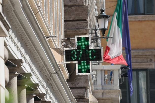 News Themen der Woche KW28 News Bilder des Tages July 15, 2023, ROMA: Heat wave in Rome, Italy, 15 July 2023. Italy s third heatwave of the summer is set to arrive on Sunday, bringing record temperatures and immediately replacing the second to deny the nation a moment of respite. The new heatwave is forecast to peak on Tuesday, when temperatures in areas of southern Sardinian may reach 48Â° Celsius, according to forecasts. The temperature in Rome is forecast to reach 41Â°C on Monday and 43Â° on Tuesday, beating the record of 40.7Â° set last summer. Exceptionally high temperatures are also forecast for the rest of the country. On Saturday 15 major Italian cities are on red alert, meaning that the heat is so intense it poses a threat to the whole population, not just groups such as the elde  - ZUMAa110 20230715_zaf_a110_019 Copyright: xMassimoxPercossix