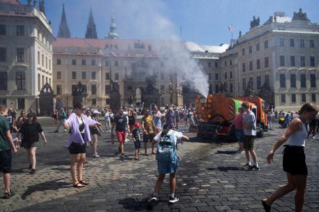 News Themen der Woche KW28 News Bilder des Tages A tank truck of the Technical Road Administration Prague (TSK) sprinkles by water the Hradcany Square, Prague Castle, Czech Republic, on July 15, 2023. (CTKxPhoto OndrejxDeml) CTKPhotoP2023071503173  CTKPhotoP2023071503173