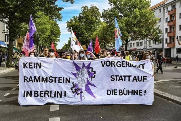 Bilder des Jahres 2023, News 07 Juli News Themen der Woche KW28 News Bilder des Tages Demo Kein Rammstein in Berlin! am Olympiaplatz, *** NUR FÜR REDAKTIONELLE ZWECKE *** EDITORIAL USE ONLY ***<p>Demo Kein Rammstein in Berlin! Olympiaplatz, 400 Teilnehmer angemeldet, fotografiert am 15. Juli 2023 in Berlin. Deutschland Berlin Berlin Copyright: MaurizioxGambarini *** Demo Kein Rammstein in Berlin am Olympiaplatz, FOR EDITORIAL PURPOSES ONLY EDITORIAL USE ONLY p Demo Kein Rammstein in Berlin Olympiaplatz, 400 participants registered, photographed on July 15, 2023 in Berlin Germany Berlin Copyright MaurizioxGambarini Copyright: MaurizioxGambarini doc7r33cvswuhcua1zpgnn ,EDITORIAL USE ONLY