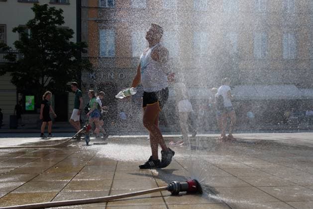 News Themen der Woche KW28 News Bilder des Tages Heatwave Grips Europe. A man cools off in a sprinkler as heatwave grips Europe on July 15, 2023 in Warsaw, Poland. Temperatures in the Polish capital reached 32 degrees celsius on Saturday and weather forecasts say it will reach 34 degrees celsius on Sunday. Warsaw Poland Copyright: xAleksanderxKalkax