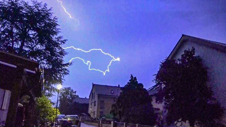 News Themen der Woche KW28 News Bilder des Tages Schwere Unwetter ziehen über Baden-Württemberg: Blitz schlägt in Scheune samt Strohlager bei Ilsfeld ein und löst Großbrand aus - Eindrucksvolle Shelfcloud mit vielen Blitzen zieht am Abend über das Land hinweg - Gäste im Europapark Rust flüchten Den ganzen Tag über schwitzten die Menschen im Südwesten bei Temperaturen von bis zu 37 Grad. Am Abend dann entluden sich kräftige Gewitter. Vom Breisgau aus zog eine große Shelfcloud einmal über das Land hinweg. Sie hatte nicht nur kräftigen Regen und Windböen im Gepäck, sondern auch eine enorme Anzahl an Blitzen. Alleine von 20 bis 23 Uhr wurden in Baden-Württemberg 30.000 Blitze gezählt. Und nicht alle von ihnen schauten schön aus, manche sorgten auch für große Schäden. Copyright: xEinsatz-Report24x xFabianxGeierx