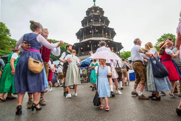 News Themen der Woche KW28 News Bilder des Tages Wolkenbruch beim Kocherlball am Chinesischen Turm, Besucher tanzen einfach weiter, München, 16. Juli 2023, 6 Uhr Deutschland, München, 16. Juli 2023, Wolkenbruch beim Kocherlball am Chinesischen Turm, Paare ignorieren den Regen und tanzen einfach weiter, morgens um 6:15, Englischer Garten, Münchnerinnen und Münchner feiern und tanzen früh morgens zu bayerischer Musik, sitzen schon teilweise ab 4 Uhr früh im Biergarten, Tradition entstand im 19. Jahrhundert, als Hauspersonal, Dienstboten und KöchInnen in den frühen Morgenstunden vor Dienstbeginn gefeiert und getanzt haben, Tradition wurde ab 1989 wiederbelebt, traditionell am 3. Sonntag im Juli, feiern, Tradition, traditionell, Bayern, typisch bayerisch, Frühaufsteher, Oberbayern, *
