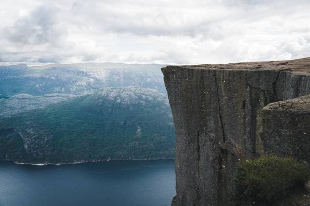 Creative Highlights World Preikestolen, Norway - July 14, 2023: Preikestolen famous rock in the mountains of Norway. View of Lysefjord *** Preikestolen berühmter Felsen in den Bergen Norwegens. Blick auf den Lysefjord