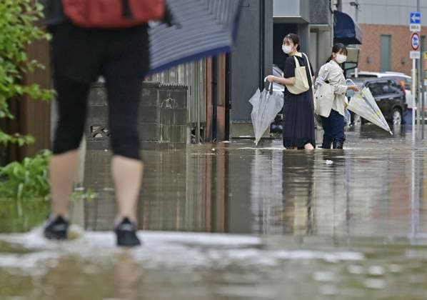 Bilder des Jahres 2023, News 07 Juli News Themen der Woche KW28 News Bilder des Tages Heavy rain in Akita People walk on a flooded street in Akita, northeastern Japan, on July 16, 2023, following heavy rain.  A14AA0001684957P 